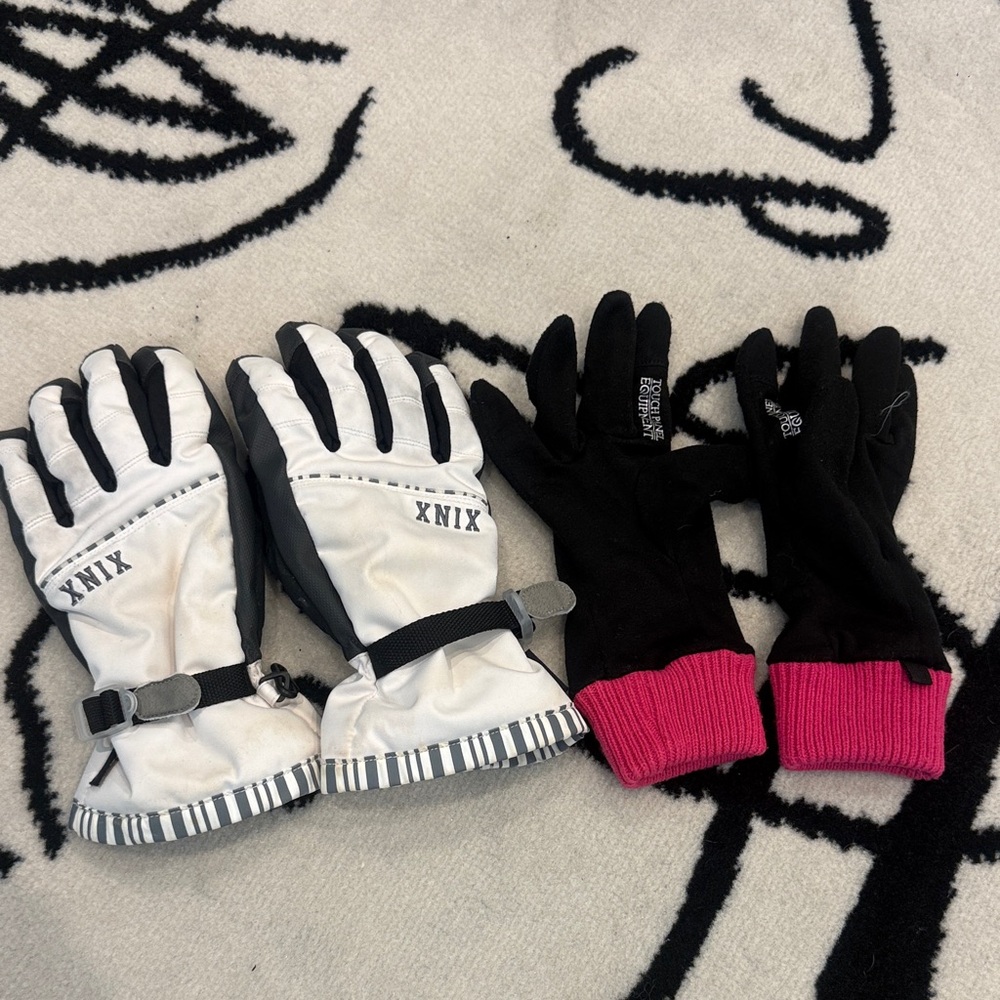 Phenix Black and White Winter Gloves Set